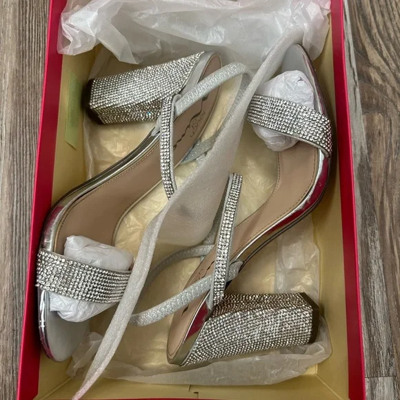 ⭐️Touch of Nina sliver heels size 7.5 ⭐️ - Picture 3 of 8